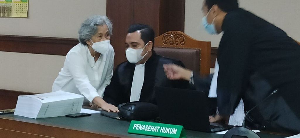 Terdakwa kasus dugaan korupsi proyek di Kementerian Energi dan Sumber Daya Mineral, Sri Utami (62), berbicara dengan penasihat hukumnya saat sidang tuntutan di Pengadilan Tindak Pidana Korupsi Jakarta, Selasa (24/5/2022).