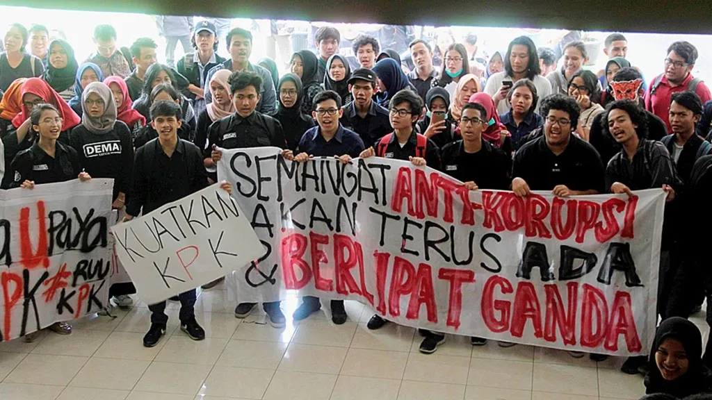 Para mahasiswa yang tergabung dalam Aliansi Mahasiswa Jogja Anti Korupsi menggelar demonstrasi menolak revisi Undang-Undang Nomor 30 Tahun 2002 tentang Komisi Pemberantasan Tindak Pidana Korupsi (UU KPK), Rabu (22/3), di kampus Fakultas Hukum Universitas Gadjah Mada (FH UGM), Kabupaten Sleman, Daerah Istimewa Yogyakarta. Aksi itu digelar bersamaan dengan seminar nasional di kampus FH UGM yang digelar Badan Keahlian DPR untuk mensosialisasikan dan menyerap aspirasi mengenai rencana revisi UU KPK. Kompas/Haris Firdaus (HRS) 22-03-2017