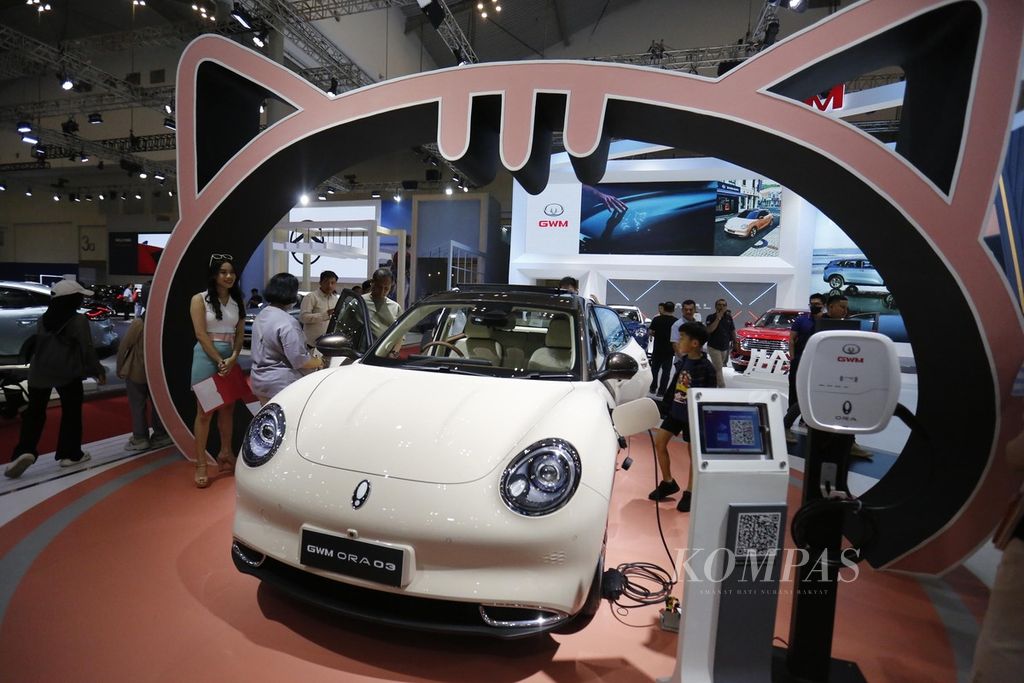 Pengunjung melihat mobil listrik yang dipamerkan dalam Gaikindo Indonesia International Auto Show (GIIAS) di ICE BSD City, Kabupaten Tangerang, Banten, Minggu (13/8/2023). Dalam ajang GIIAS 2023 kali ini, pengunjung mendapatkan banyak pilihan kendaraan listrik dari jenama peserta pameran. 