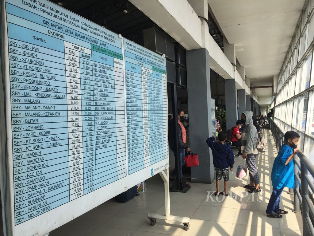 Suasana bagian dalam Terminal Purabaya, Surabaya, Jawa Timur, Jumat (29/4/2022). 