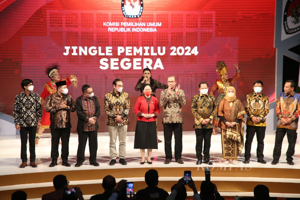 Suasana peluncuran tahapan Pemilu 2024 di Komisi Pemilihan Umum, Selasa (24/6/2022). Acara dihadiri Ketua DPR Puan Maharani (tengah), Menteri Dalam Negeri Tito Karnavian (empat dari kanan) ketua dan komisioner Komisi Pemilihan Umum serta perwakilan partai politik peserta pemilu.
