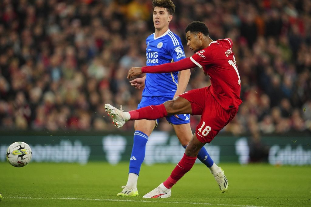 Liverpool player Cody Gakpo took a shot on target against Leicester City, despite being shadowed by Leicester player Cesare Casadei, during the English League Cup match at Anfield Stadium, Liverpool, on Thursday (28/9/2023) early morning WIB. Liverpool won the match 3-1, with Gakpo scoring one goal.