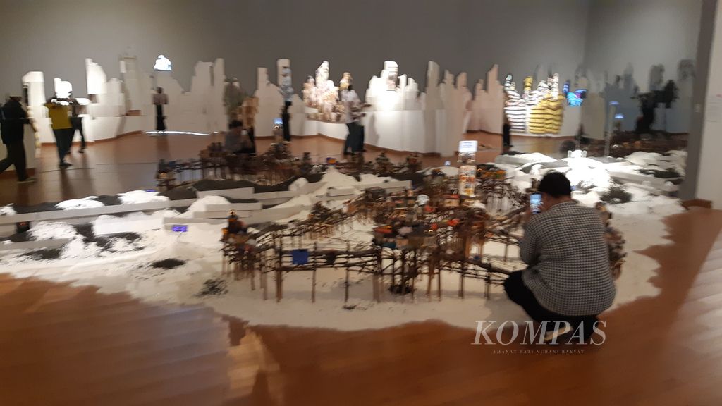 Pengunjung menikmati seni instalasi karya Asmoadji berjudul, Bercermin pada Sekitar”, Kamis (28/11/2024). Karya ini ditampilkan di dalam pameran pemenang dan finalis Basoeki Abdullah Art Award di Galeri Nasional Indonesia, Jakarta, 22 November hingga 8 Desember 2024.