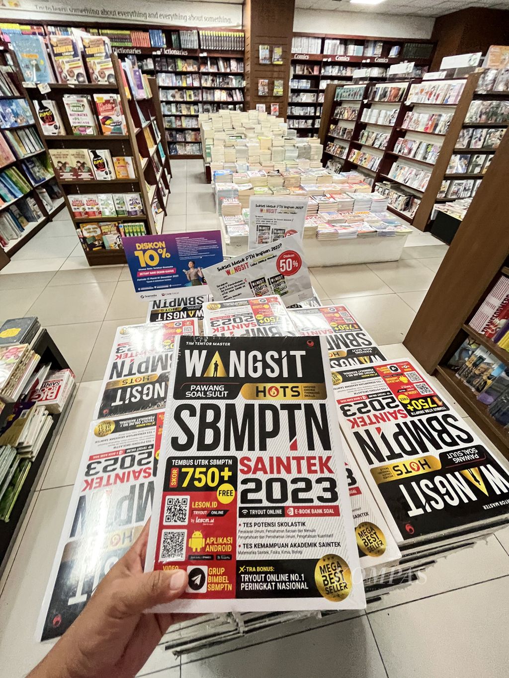 Buku yang berisi soal dan pembahasan serta kiat-kiat menghadapi soal dalam Ujian Tulis Berbasis Komputer (UTBK) Seleksi Bersama Masuk Perguruan Tinggi Negeri (SMBPTN) 2023 dijual di Toko Buku Gramedia, Jakarta, Kamis (23/5/2023). 