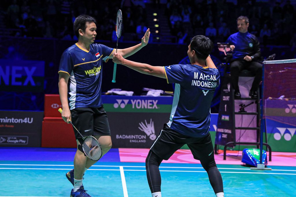 Hendra Setiawan (kiri)/Mohammad Ahsan merayakan kegembiraan setelah mengalahkan Liu Yu Chen/Ou Xuan Yi (China) 16-21, 21-19, 21-19 pada perempat final All England di Utilita Arena Birmingham, Jumat (18/3/2023). Pada semifinal, mereka akan berhadapan dengan pemain China lainnya, Wang Chang/Liang Wei Keng.