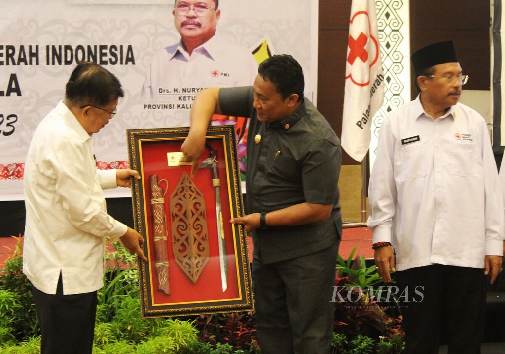Wakil Gubernur Kalimantan Tengah Edy Pratowo (kanan) memberi cendera mata kepada Jusuf Kalla di sela-sela pelantikan pengurus PMI Provinsi Kalteng, Senin (16/1/2023).
