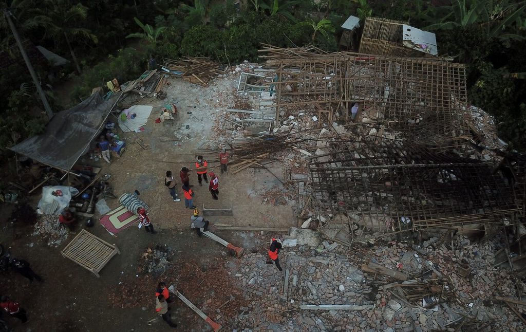 Petugas mengecek rumah warga yang rusak berat oleh gempa bumi dan menyebabkan satu penghuninya bernama Munadi (99) meninggal dunia di Desa Wirotaman, Kecamatan Ampel Gading, Kabupaten Malang, Jawa Timur, senin (12/4/2021). Dua hari pascagempa, warga mulai merobohkan rumah mereka yang rusak dan menyelamatkan kayu-kayu yang bisa digunakan kembali. Pembangunan tenda juga dilakukan oleh instansi terkait untuk menampung warga yang rumahnya rusak.