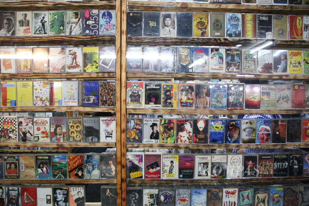 Kaset memenuhi etalase salah satu kios di Blok M Square, Jakarta Selatan, Minggu (21/5/2023). Kaset yang populer pada era tahun 1970 hingga 1990-an kini kembali diminati.