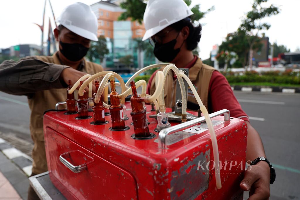 Petugas memeriksa alat untuk memantau kualitas udara di Jalan Pahlawan, Kota Semarang, Jawa Tengah, Rabu (8/3/2023). Balai Lingkungan Hidup Kota Semarang secara rutin mengukur kualitas udara di sejumlah tempat sebagai data tentang potensi polusi dari tingkat toleransinya. Kendaraan bermotor dan kawasan pabrik sebagai penyumbang terbesar pada buruknya kualitas udara kota-kota besar saat ini. 