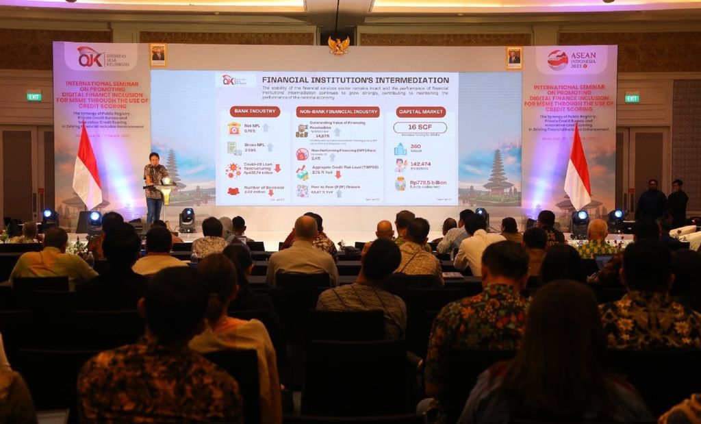 OJK mengadakan seminar internasional ”Sinergi Lembaga Pengelola Informasi Perkreditan   dan Innovative Credit Scoring dalam Mendorong Peningkatan Inklusi Keuangan” di Nusa Dua, Badung, pada 16-17 Maret 2023. Dokumentasi OJK menampilkan suasana pembukaan seminar hari kedua, Jumat (17/3/2023).