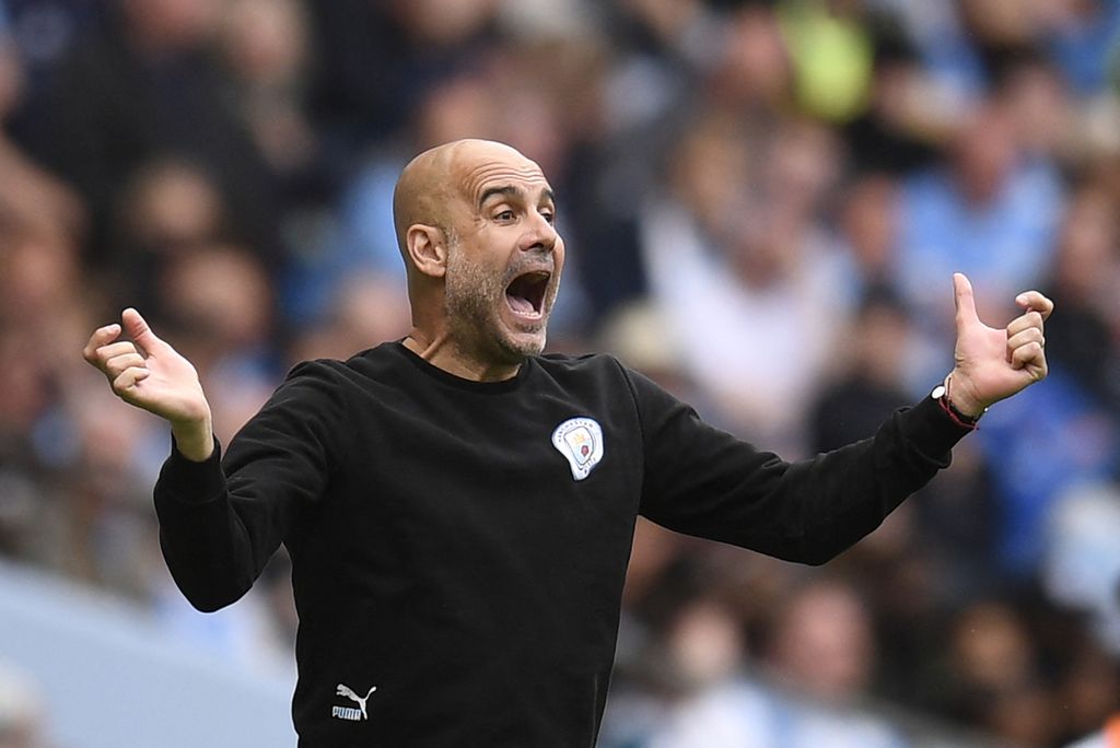 Manajer Manchester City Pep Guardiola bereaksi saat menyaksikan permainan timnya melawan Aston Villa pada pekan terakhir Liga Inggris di Stadion Etihad, Manchester, Inggris, Minggu (22/5/2022) malam. Berkat tangan dingin Guardiola yang memasukkan Ilkay Guendogan menggantikan Bernardo Silva, City langsung bangkit dan membalikkan keadaan.