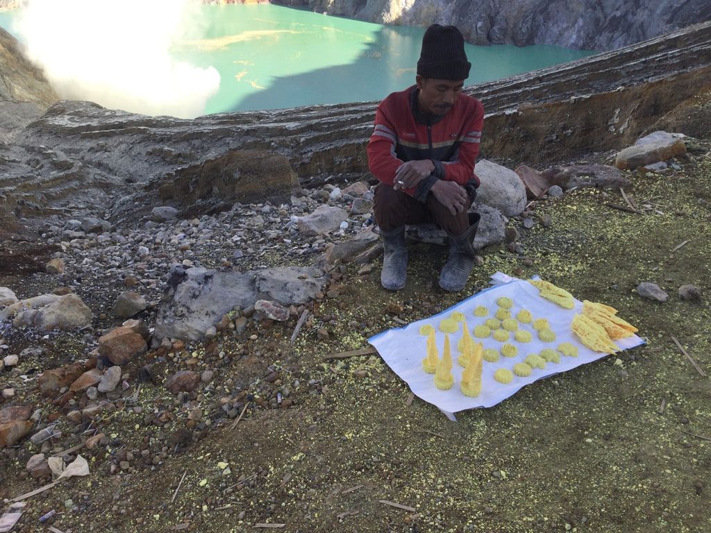 Sebagian hasil pengangkutan belerang dari dasar Kawah Ijen dijual sebagai suvenir kepada para pelancong yang mengunjungi taman wisata alam itu saat diabadikan pada Rabu (8/3/2023) di Kawah Ijen, Kabupaten Banyuwangi, Jawa Timur.