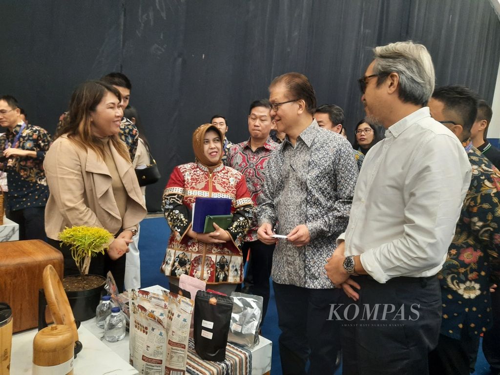 Wakil Ketua Umum II Bidang Perekonomian Kamar Dagang dan Industri Indonesia (Kadin) Franky Oesman Widjaja (tengah, kedua dari kanan) bersama Asisten Deputi Kemitraan dan Perluasan Pasar Kementerian Koperasi dan UKM Pixy (ketiga dari kanan) mengunjungi gerai pameran UMKM di ICE BSD, Tangerang, Banten, Selasa (29/8/2023). 