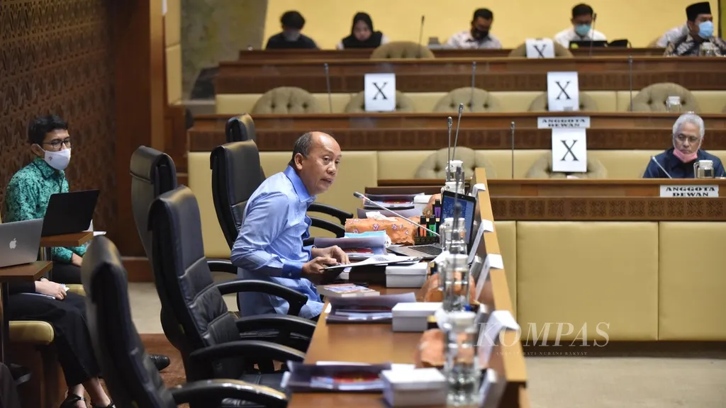 Wakil Ketua Komisi II DPR Saan Mustopa memimpin jalannya rapat dengar pendapat bersama Kementerian Pendayagunaan Aparatur Negara dan Reformasi Birokrasi (Kemenpan dan RB) dan Komisi Aparatur Sipil Negara (KASN) di Kompleks Parlemen Senayan, Jakarta, Senin (5/10/2020). 
