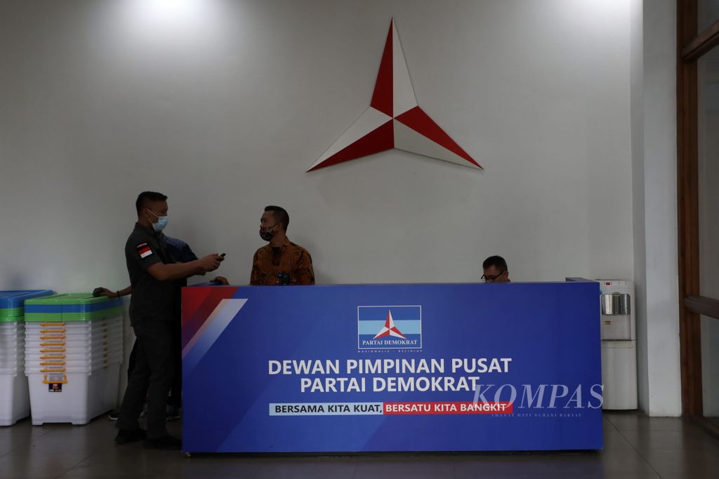 Aktivitas di Kantor DPP Partai Demokrat, Jalan Proklamasi, Jakarta, saat berlangsung rapat konsolidasi partai, Minggu (7/3/2021).