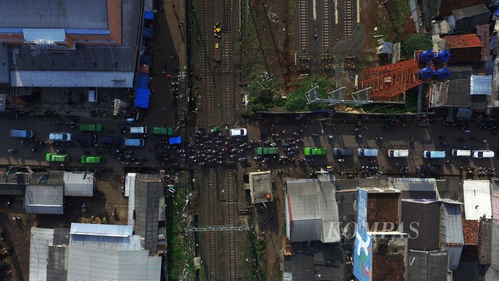 Kepadatan kendaraan di pelintasan sebidang di sekitar Stasiun Serpong, Tangerang Selatan, Banten, seusai KRL <i>commuterline</i> melintas, Kamis (16/4/2020). 