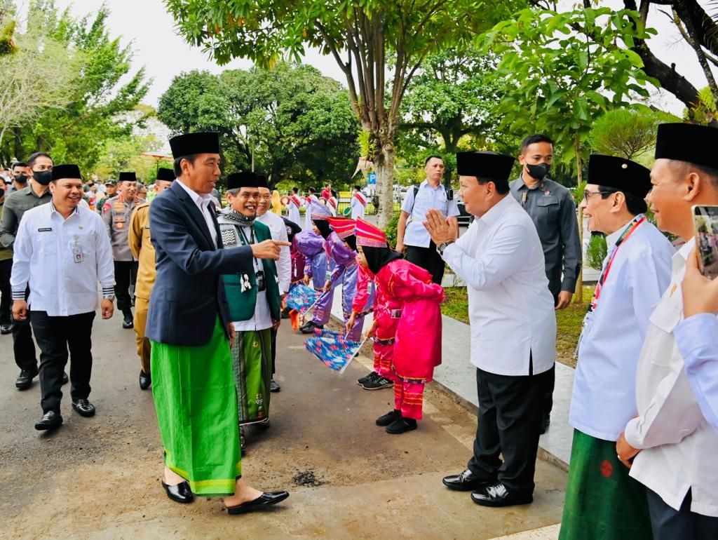 Presiden Joko Widodo saat menghadiri acara Istighosah dan Doa Bersama Rabithah Melayu-Banjar yang digelar di Kompleks Pendopo Bersinar Tabalong, Kabupaten Tabalong, Kalimantan Selatan, Jumat (17/3/2023).