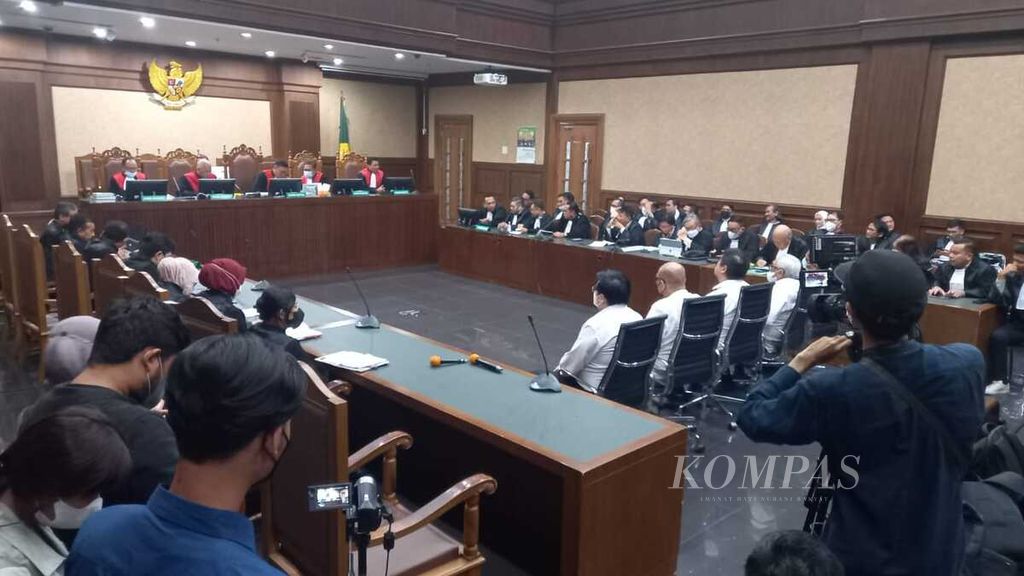 Sidang putusan kasus dugaan korupsi pemberian fasilitas ekspor minyak sawit mentah dan turunannya di Pengadilan Tindak Pidana Korupsi Jakarta, Rabu (4/1/2022). Lima terdakwa dalam kasus ini divonis hukuman pidana penjara 1 hingga 3 tahun. Hukuman tersebut lebih rendah daripada tuntutan jaksa penuntut umum, yakni hukuman pidana penjara selama 7 hingga 12 tahun.