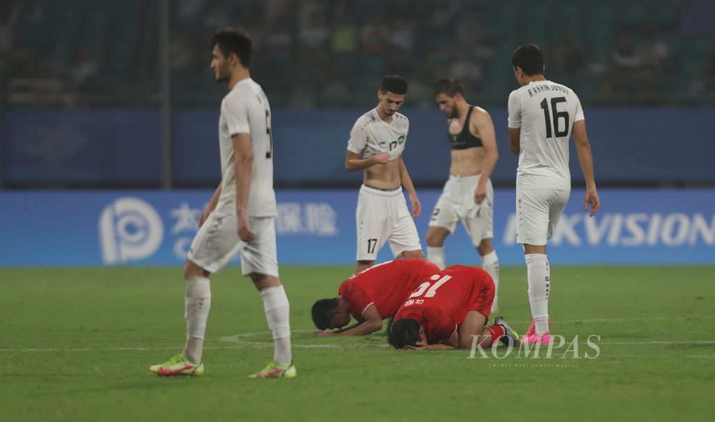 Indonesian U-24 defender, Alfeandra Dewangga Santosa (bottom right) and Ananda Raehan Alief, hung their heads low after losing to Uzbekistan 0-2 in the Round of 16 of the 2022 Asian Games football tournament at the Shancheng Sports Centre Stadium in Hangzhou, China on Thursday (28/9/2023).