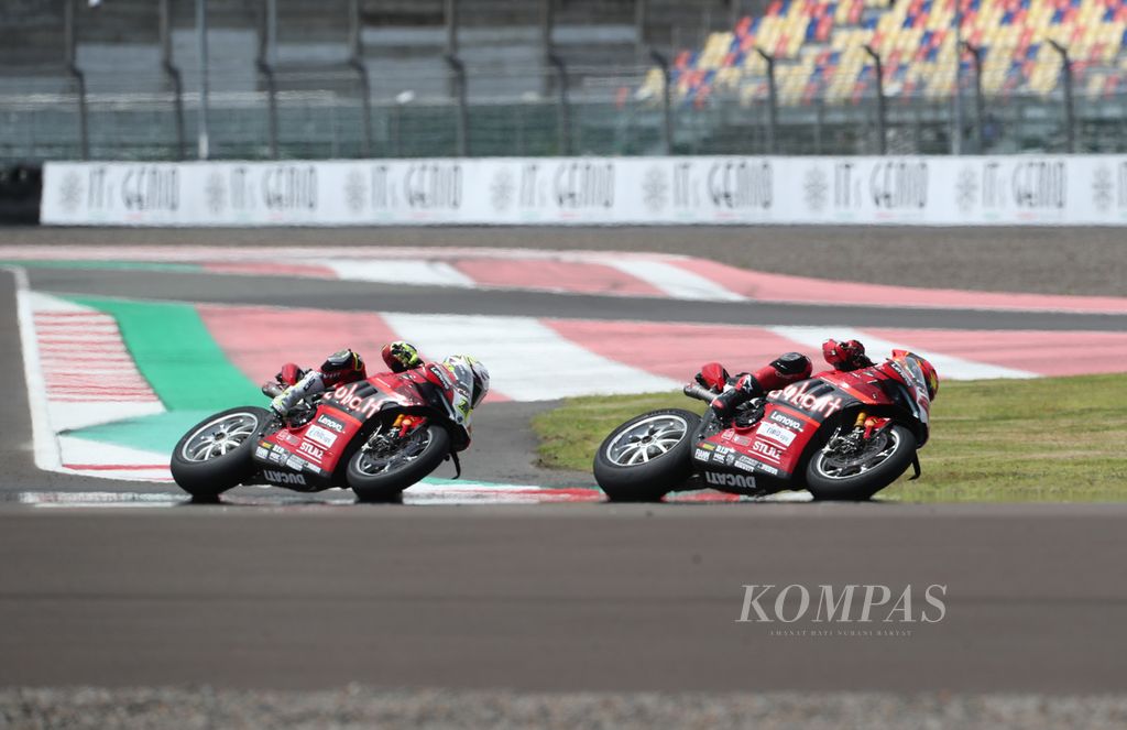 Pebalap Aruba.it Ducati, Micahel Ruben Rinaldi (kanan) dan Alvaro Bautista, memacu motornya saat balapan kedua WSBK Mandalika 2023 di Sirkuit Internasional Jalan Raya Pertamina Mandalika di Kuta, Pujut, Lombok Tengah, Nusa Tenggara Barat, Minggu (5/3/3023).