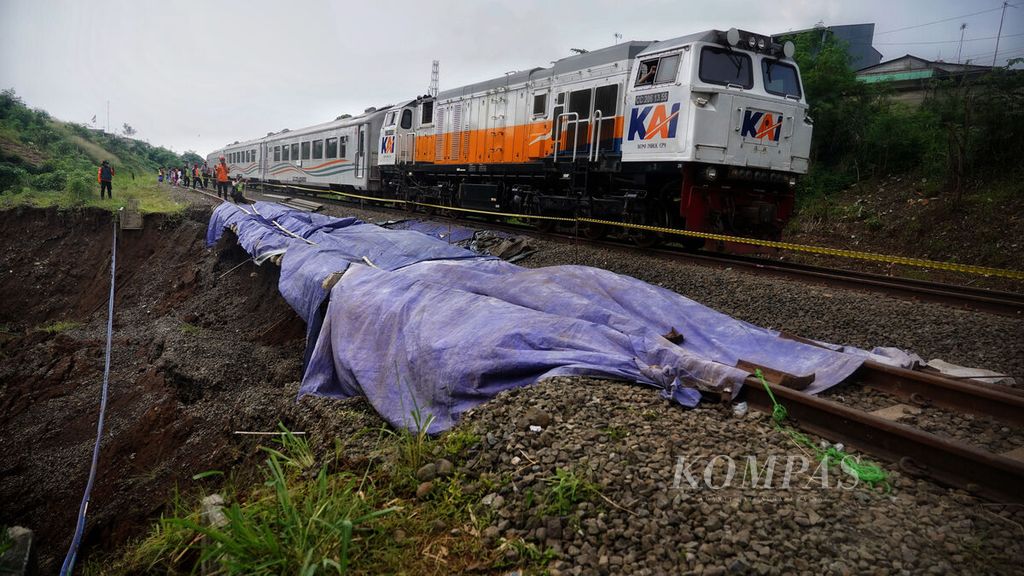 Kereta api Bogor-Sukabumi yang beroperasi dan melintas di ruas rel kereta yang tidak terdampak longsoran di Kampung Sirnasari, Kelurahan Empang, Kota Bogor, Jawa Barat, Kamis (16/3/2023). 