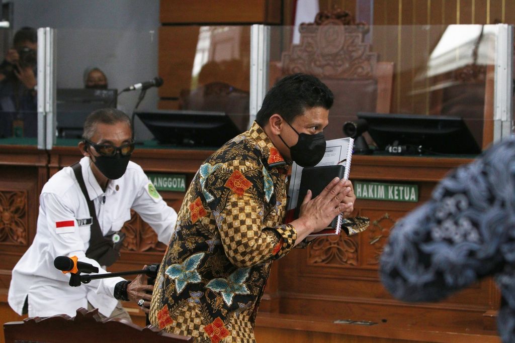 Terdakwa Ferdy Sambo tiba di ruang sidang di Pengadilan Negeri Jakarta Selatan untuk mengikuti sidang kasus pembunuhan berencana terhadap Brigadir Nofriansyah Yosua Hutabarat, Senin (17/10/2022).