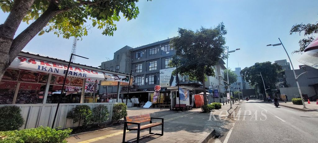 Trotoar di kawasan Kemang, Jakarta Selatan, Jumat (29/9/2023). Pertengahan September lalu, bunga tabebuya yang bermekaran menarik banyak orang.
