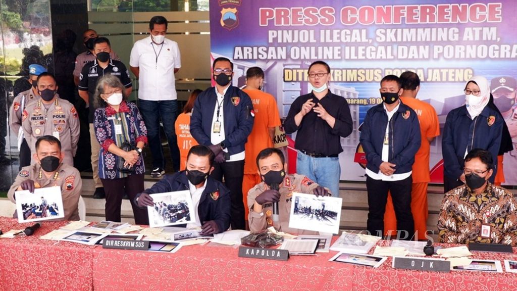 Kepala Kepolisian Daerah Jawa Tengah Inspektur Jenderal Ahmad Luthfi memberi penjelasan dalam pengungkapan kasus penagihan pinjaman daring di Mapolda Jawa Tengah, Kota Semarang, Jawa Tengah, Selasa (19/10/2021). 