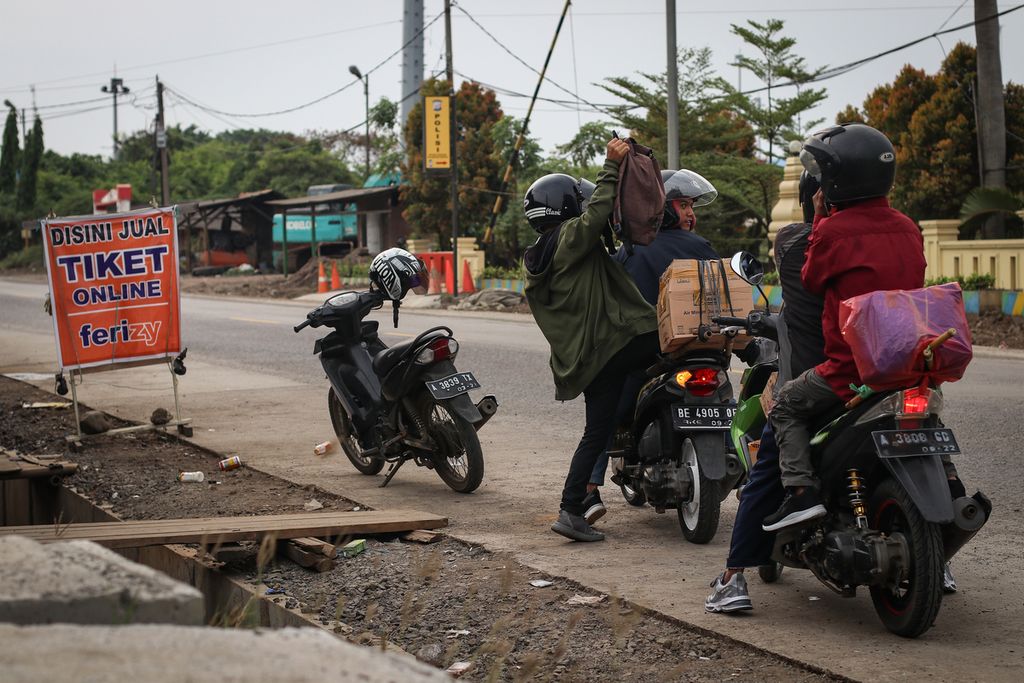 Pemudik bersepeda motor bersiap menuju pelabuhan setelah membeli tiket daring melalui perantara di sekitar Pelabuhan Ciwandan, Cilegon, Banten, Kamis (20/4/2023). Meski kebijakan pembelian tiket feri secara daring telah diterapkan tahun lalu, sebagian pemudik belum terbiasa dengan metode pembelian tersebut. Mereka lebih memilih membeli tiket daring melalui bantuan perantara meski dengan harga yang lebih mahal.