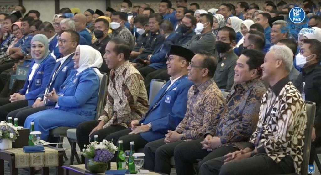 Gubernur Jawa Tengah Ganjar Pranowo dan Menteri BUMN Erick Thohir (dua dari kanan) saat menghadiri pembukaan Workshop dan Rakornas PAN 2023 di Semarang, Jawa Tengah, Minggu (26/2/2023) pagi.