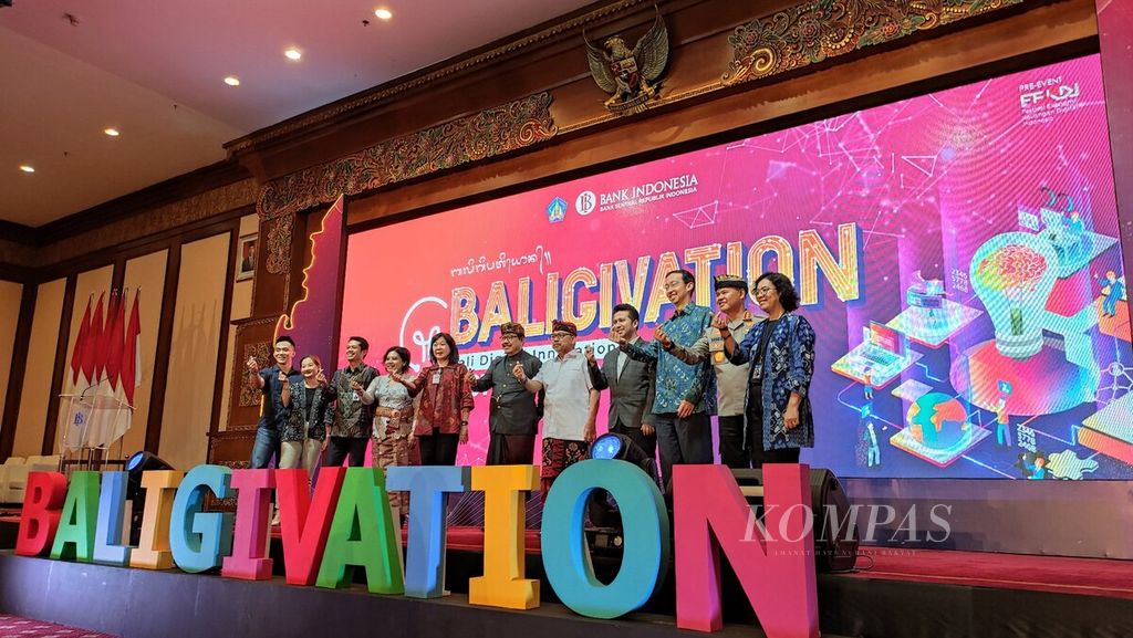 Bank Indonesia menggelar Bali Digital Innovation (Baligivantion) Festival 2023, Kamis (9/3/2023). Tampak Wakil Gubernur Bali Tjokorda Oka Artha Ardana Sukawati (tengah) saat berfoto bersama seusai pembukaan acara Baligivation Festival 2023.