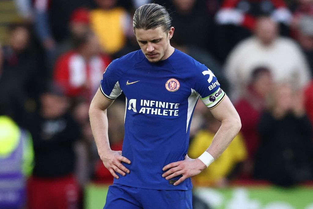 Reaksi gelandang Chelsea, Conor Gallagher, saat timnya kebobolan pada laga Liga Inggris lawan Sheffield United di Bramall Lane, Sheffield, Senin (8/4/2024) dini hari WIB. Laga tersebut berakhir imbang 2-2.