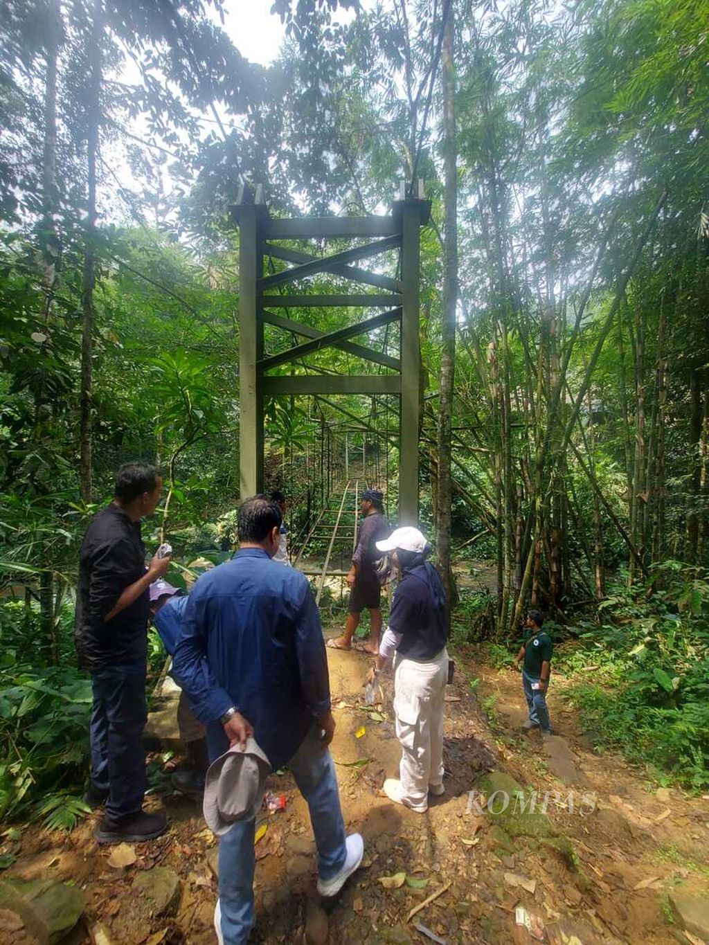 Kondisi jembatan gantung Kampung Grendeng, Kecamatan Leuwidamar, Lebak, Banten, yang melintas di atas Sungai Cisimeu sangat memprihatinkan, April 2024. Warga harus meniti kerangka baja tanpa lantai jembatan. Untuk kemudahan akses warga Baduy, Yayasan Dana Kemanusiaan Kompas dan Relawan Kampung bekerja sama memperbaiki jembatan. 