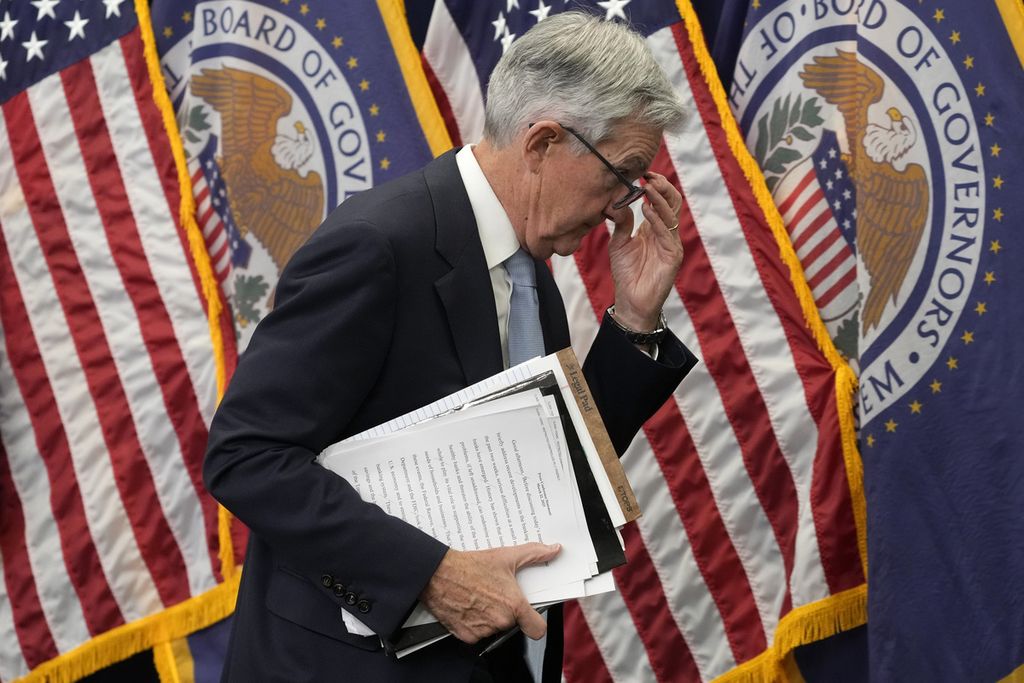 Gubernur Federal Reserve Jerome Powell berjalan meninggalkan podium setelah berbicara pada konferensi pers di Kantor Federal Reserve di Washington DC, Amerika Serikat, Rabu (22/3/2023). 