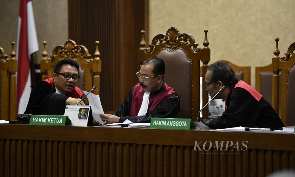 Majelis hakim dengan hakim ketua Fahzal Hendri (tengah) memutuskan menunda pembacaan eksepsi terdakwa Muhammad Romahurmuziy, mantan Ketua Umum PPP, dalam kasus suap pengisian jabatan di lingkup Kementerian Agama dalam sidang di Pengadilan Tindak Pidana Korupsi (Tipikor) Jakarta, Rabu (18/9/2019). Sidang akan dilanjutkan pada Senin pekan depan.