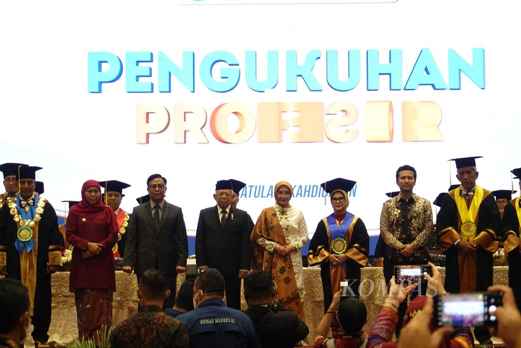 Wakil Presiden Ma’ruf Amin menghadiri Rapat Terbuka Senat Akademik Universitas Negeri Surabaya (Unesa), Surabaya, Jawa Timur, pada Kamis (16/3/2023). Senat Akademik Unesa memberikan gelar profesor kepada Siti Nur Azizah yang merupakan putri Wapres Amin dalam bidang ilmu hukum bisnis halal pada Fakultas Ilmu Sosial dan Hukum Unesa.