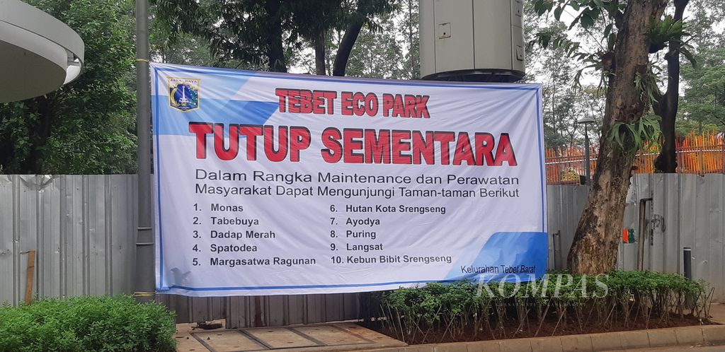 Spanduk berisi informasi penutupan sementara Taman Tebet Eco Park pada 15-30 Juni 2022.