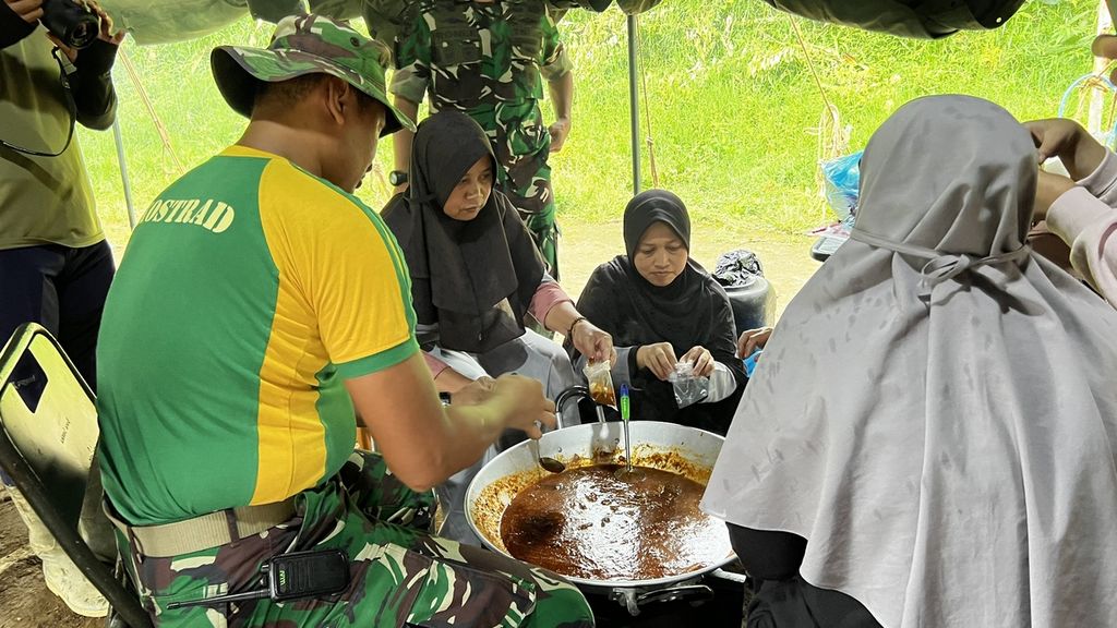Ibu-ibu korban gempa turut membantu membungkus makanan di posko dapur umum di Kampung Maleber, Desa Ciherang, Kecamatan Pacet, Cianjur, Jawa Barat, Kamis (24/11/2022).