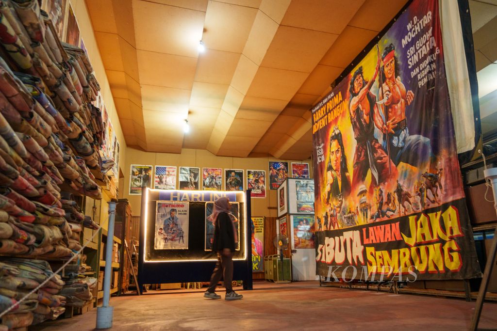 Poster film di dalam ruang Museum Bioskop Tua Galeri Tempoa, Jambi, Kamis (9/5/2024).