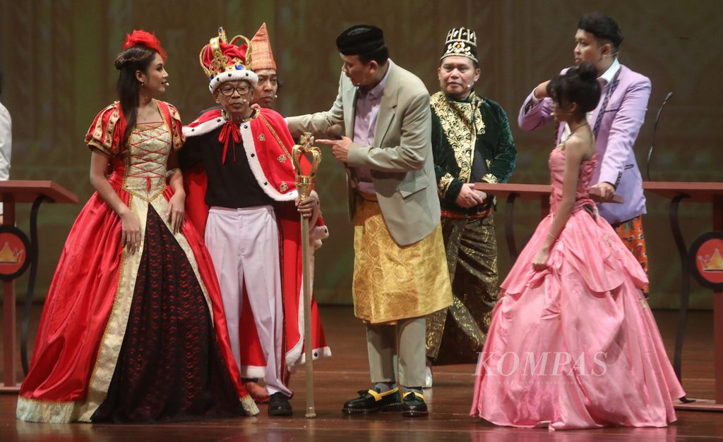 Sejumlah pelawak lintas generasi berpartisipsi dalam pentas <i>Komedi Total: Bambang Merah Bambang Putih</i> di Teater Besar Taman Ismail Marzuki, Jakarta, Jumat (21/7/2023). Pentas ini digelar Persatuan Seniman Komedi Indonesia (Paski) sebagai bentuk apresiasi bagi seniman-seniman komedi Indonesia yang telah membangun dunia komedi Indonesia sejak dahulu. 
