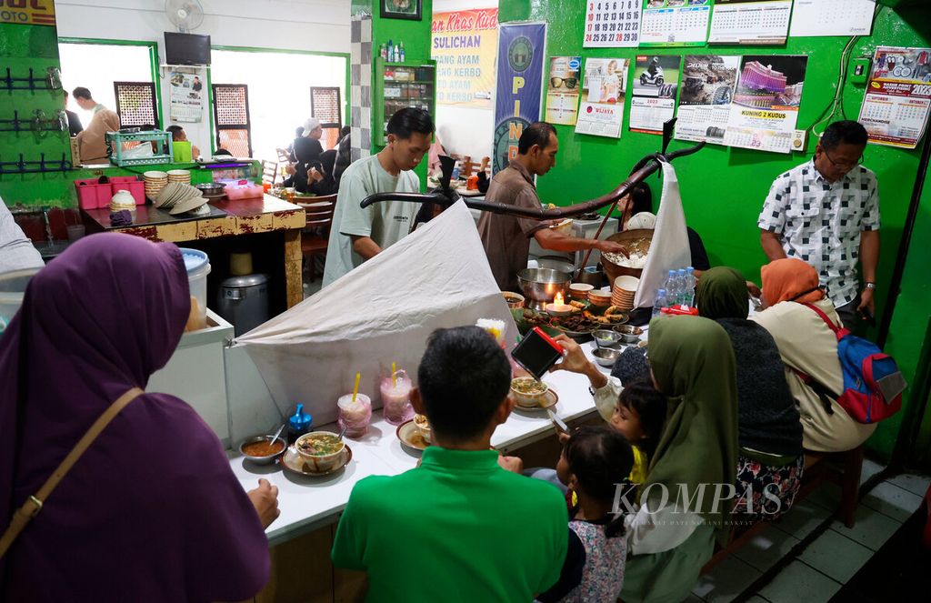 Keramaian pengunjung untuk santap siang dengan soto kudus di Taman Bojana, Kudus, Kabupaten Kudus, Jawa Tengah, Kamis (7/9/2023). Soto kudus daging kerbau menjadi salah satu ciri khas di antara aneka kuliner di wilayah Kudus. Soto dengan suwir daging kerbau berkuah soto kaya akan rasa rempah ini menjadi buruan bagi pelancong dan penikmat kuliner dari luar daerah. 