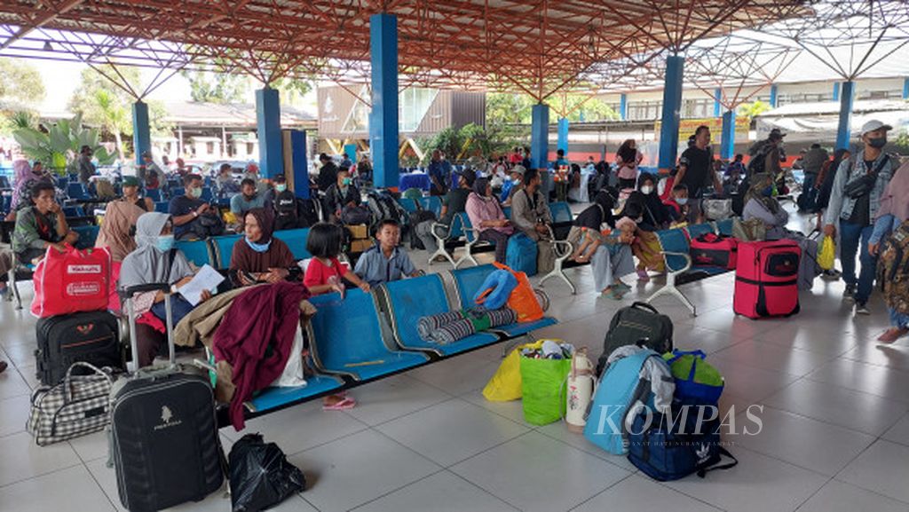 Pemudik masih terus berdatangan ke Terminal Penumpang Bandarmasih, Pelabuhan Trisakti, Banjarmasin, Kalimantan Selatan, Jumat (29/4/2022). Mereka menunggu keberangkatan kapal laut menuju Surabaya pada Jumat malam ini. Ada dua kapal laut yang dijadwalkan berangkat dari Banjarmasin ke Surabaya pada Jumat malam.