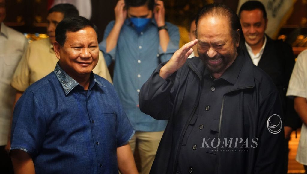 Ketua Umum Partai Nasdem Surya Paloh (kanan) menghormat kepada Ketua Umum Partai Gerindra Prabowo Subianto (kiri) seusai bertemu di kediaman Prabowo Subianto di Padepokan Garuda Yaksa, Bojong Koneng, Babakan Madang, Kabupaten Bogor, Jawa Barat, Minggu (5/3/2023). Kunjungan Surya Paloh kepada Prabowo Subianto ini menjadi kunjungan balasan silaturahmi politik yang berlangsung beberapa waktu lalu. 