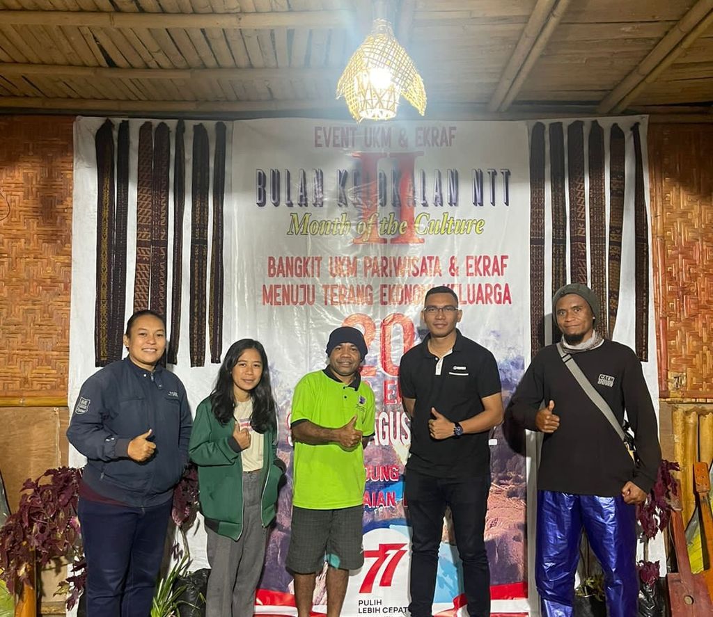 Panitia pameran "Bulan Kelokan NTTII" foto bersama di Ende.