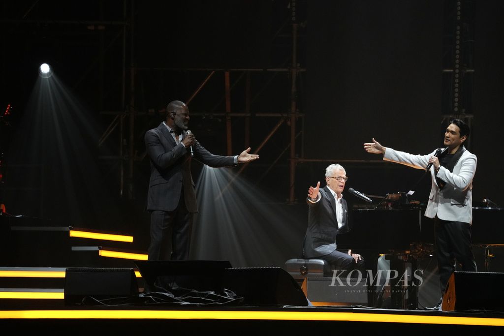 Penampilan Brian McKnight (kiri) dan Afgan (kanan) dalam Hitman Returns David Foster &amp; Friends di ICE BSD, Tangerang, Banten, Jumat (14/6/2024). 