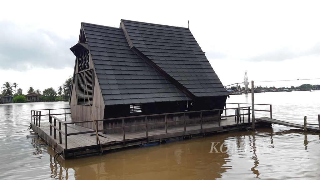 Rumah lanting baru di Kelurahan Mantuil, Kecamatan Banjarmasin Selatan, Kota Banjarmasin, Kalimantan Selatan, Kamis (12/8/2021). Rumah lanting bercorak kekinian itu sebagai bentuk pelestarian rumah lanting di Banjarmasin.