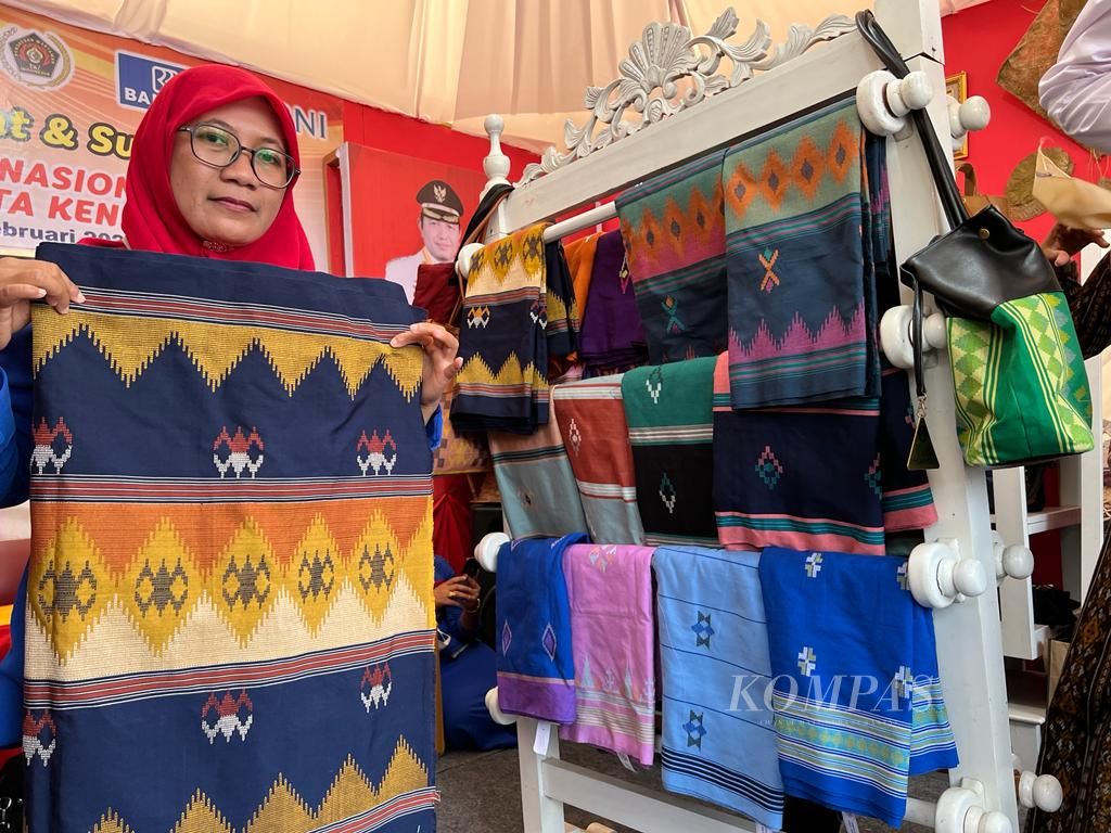 Seorang peserta pameran menunjukkan produk UMKM di salah satu stan pameran yang meramaikan Hari Pers Naaional di Kendari, Senin (7/2/2022).