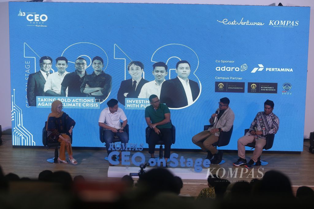 Acara Kompas 100 Forum: CEO on Stage di Gedung Fakuktas Teknik, Universitas Indonesia, Depok, Jawa Barat, menghadirkan pembicara (dari kanan) Dekan FT UI Heri Hermansyah, Direktur Perencanaan Strategi dan Pengembangan Bisnis Pertamina NRE Fadli Rahman, President Director Adaro Power Dharma Djojonegoro, dan Senior Investment Associate at East Ventures Gavin Adrian, Senin (21/11/2022).  