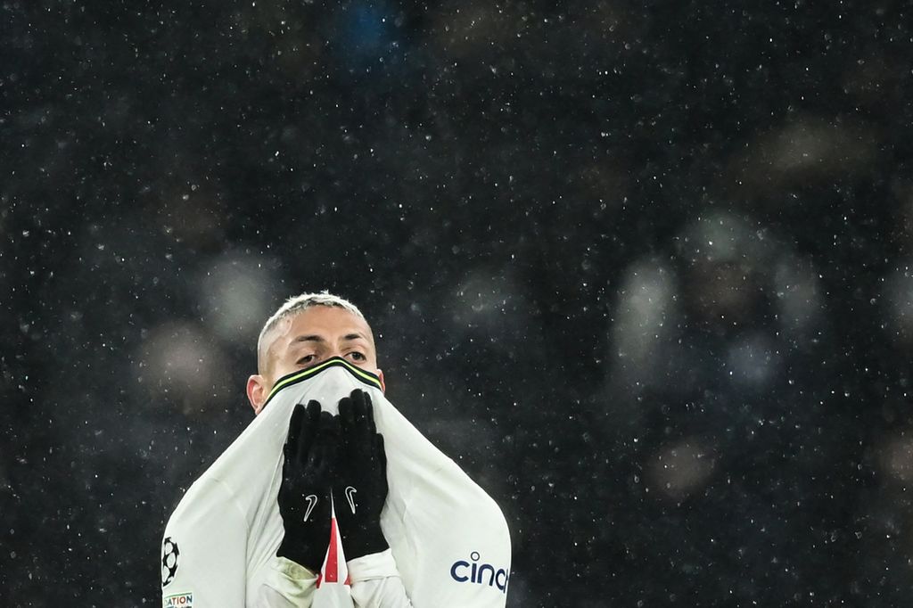 Reaksi penyerang Tottenham Hotspur Richarlison seusai pertandingan kedua babak 16 besar Liga Champions antara Tottenham Hotspur dan AC Milan di Stadion Tottenham Hotspur, London, Kamis (9/3/2023) dini hari WIB. 