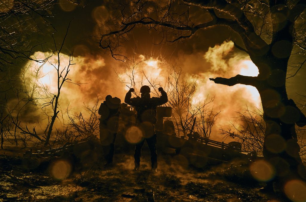 Tentara Ukraina menembakkan artileri ke posisi Rusia di dekat Bakhmut, wilayah Donetsk, Ukraina, pada 20 November 2022.